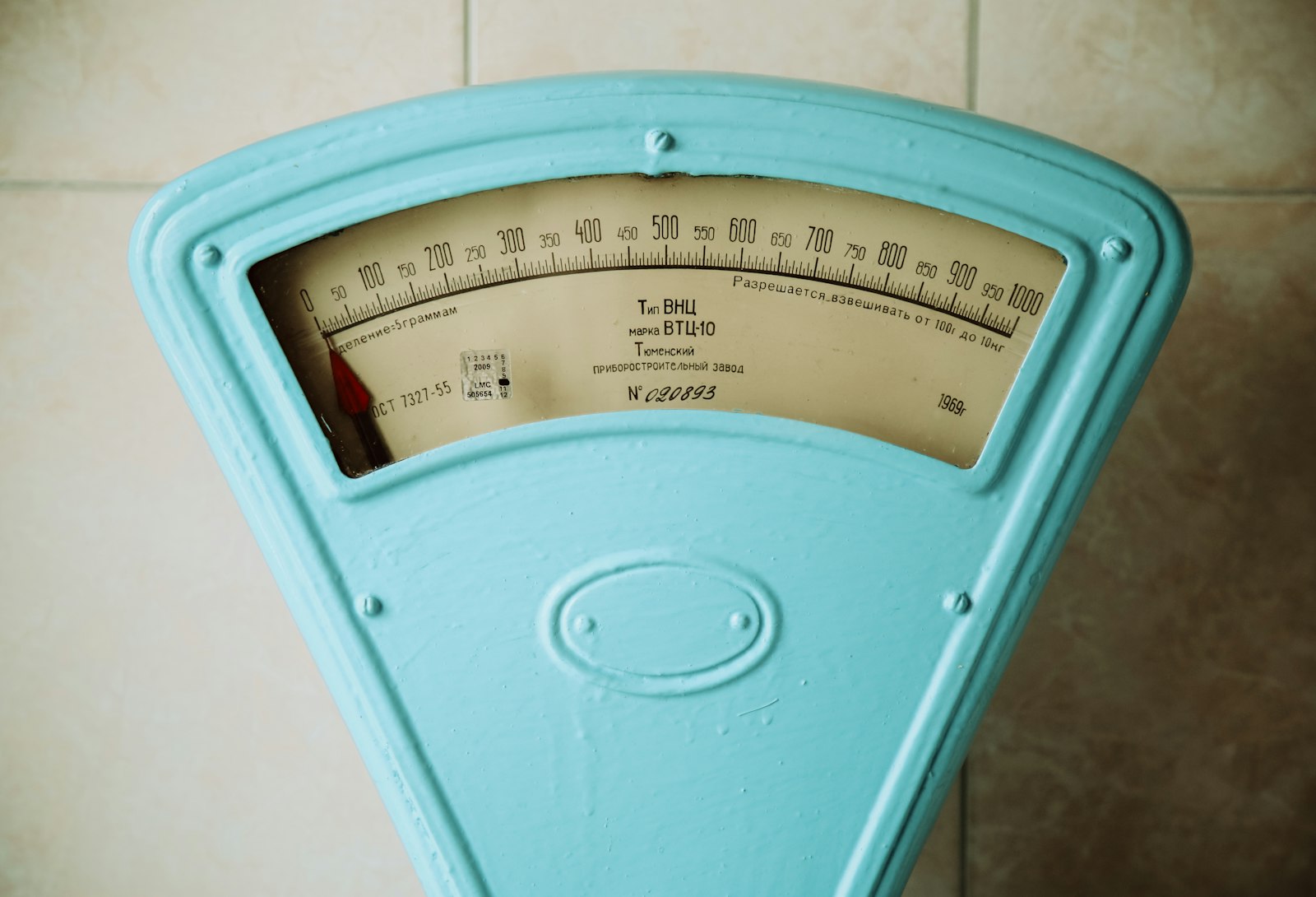 빈티지 저울의 눈금 클로즈업. 무게가 맞아도 잘못 올린 것은 저울이 모른다